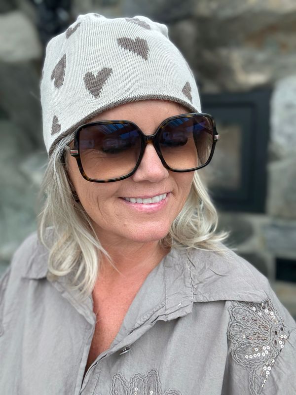 Hjerte-lue med avtagbar dusk beige