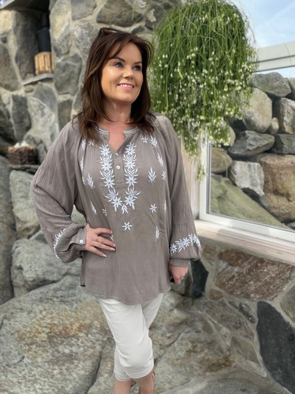 Lisa emb bluse fango 