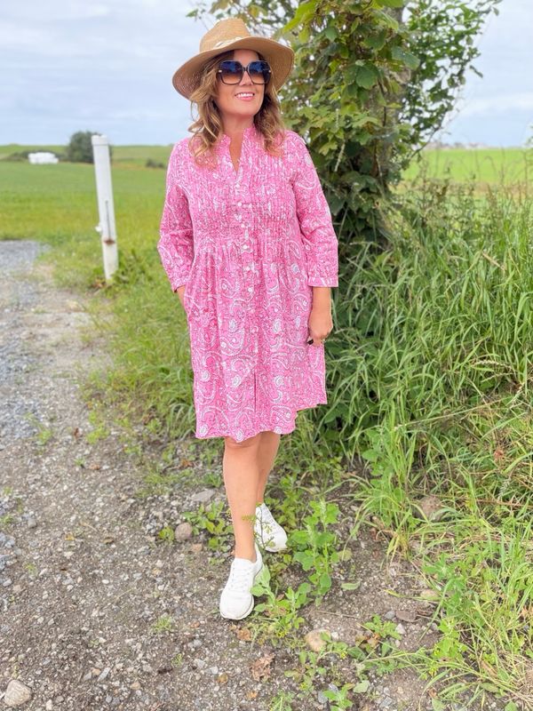 Pink dress med knapper foran